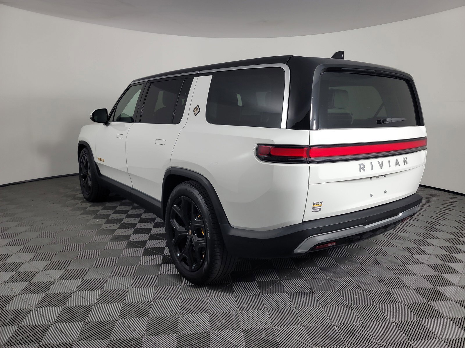 Used 2024 Rivian R1S Adventure image 3