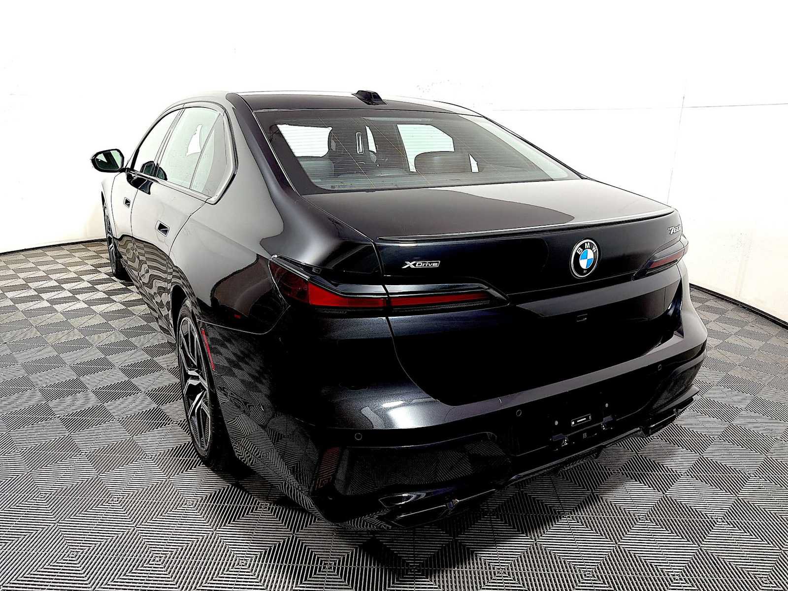 Used 2025 BMW 760i xDrive w/ Executive Package AWD/4WD image 5