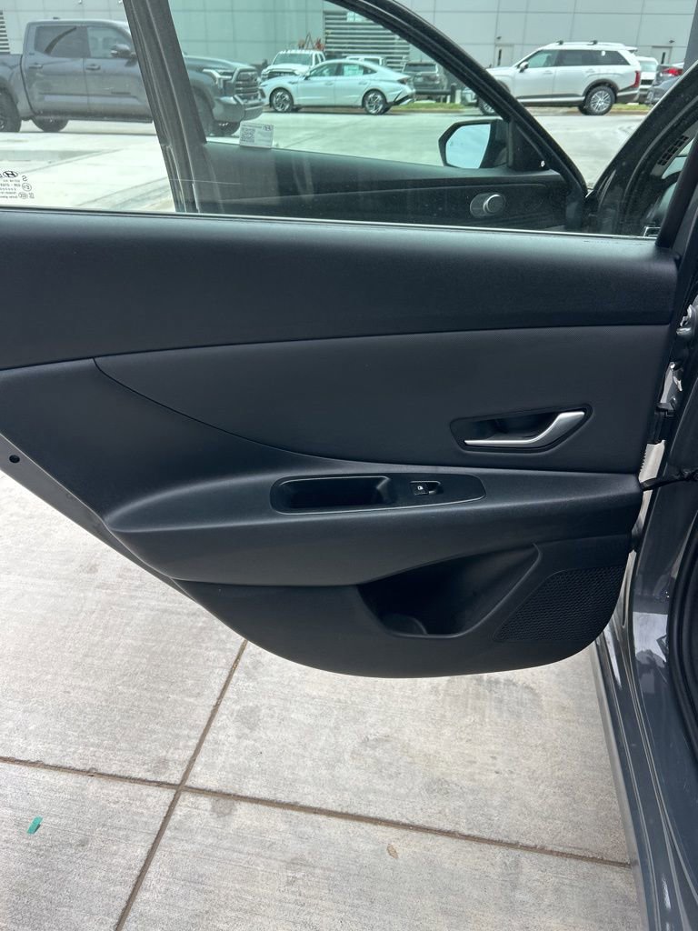 Certified 2025 Hyundai Elantra Limited FWD image 11