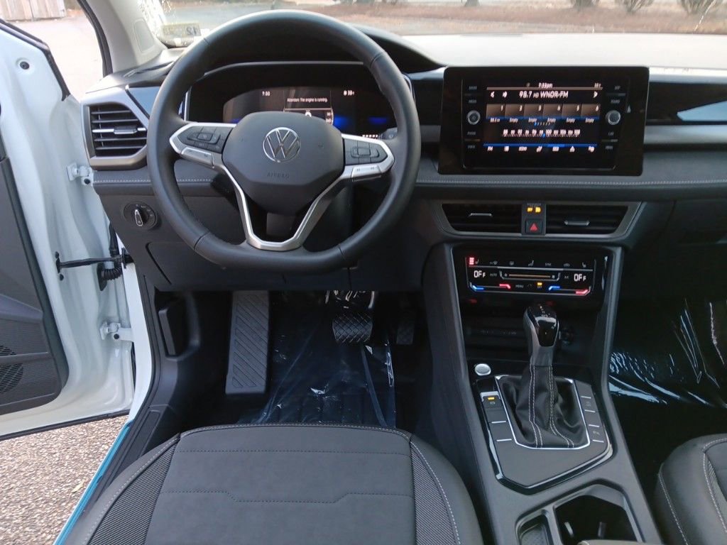 Used 2025 Volkswagen Taos SE image 14