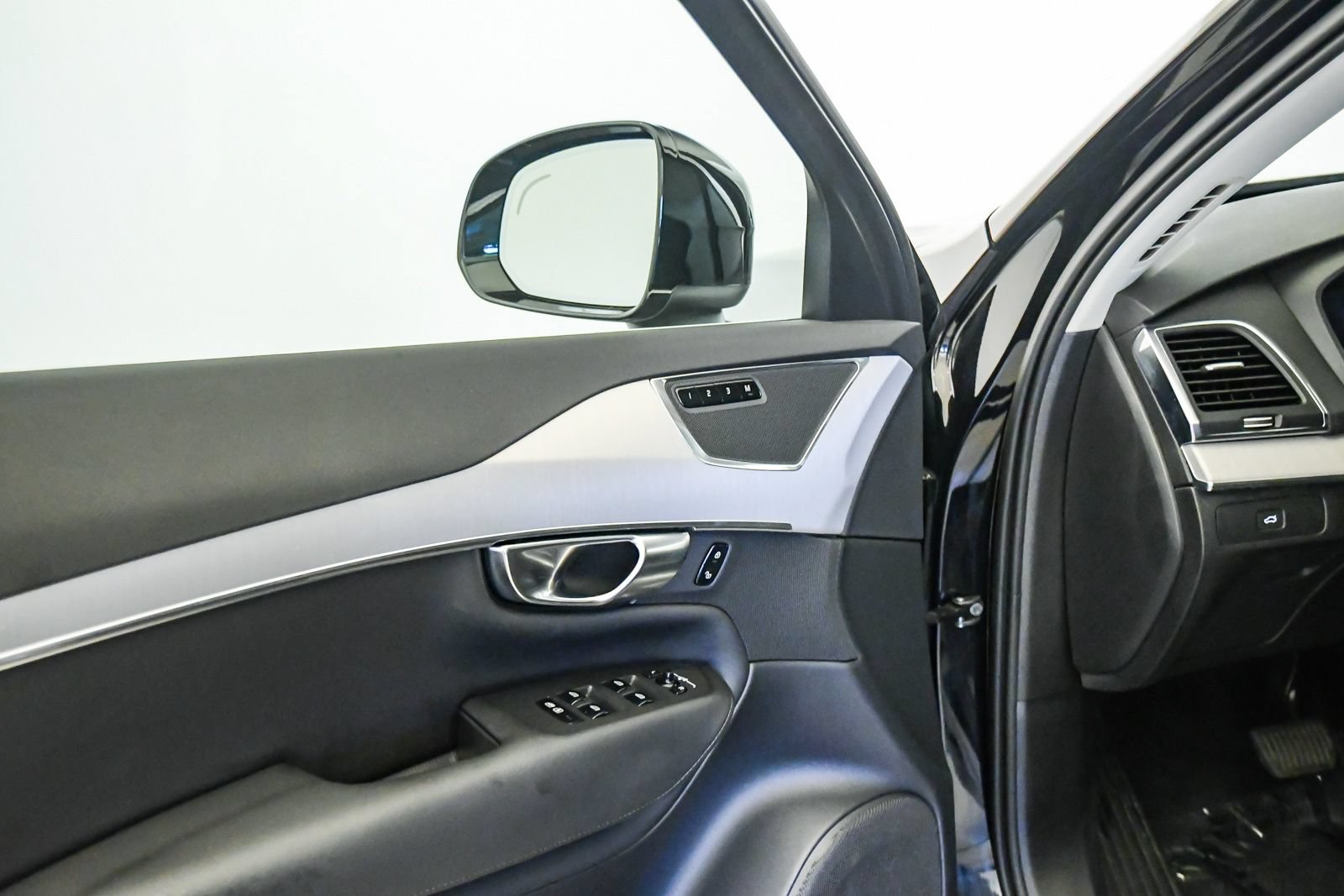 Certified 2025 Volvo XC90 B5 Core w/ Protection Package Premier AWD/4WD image 24