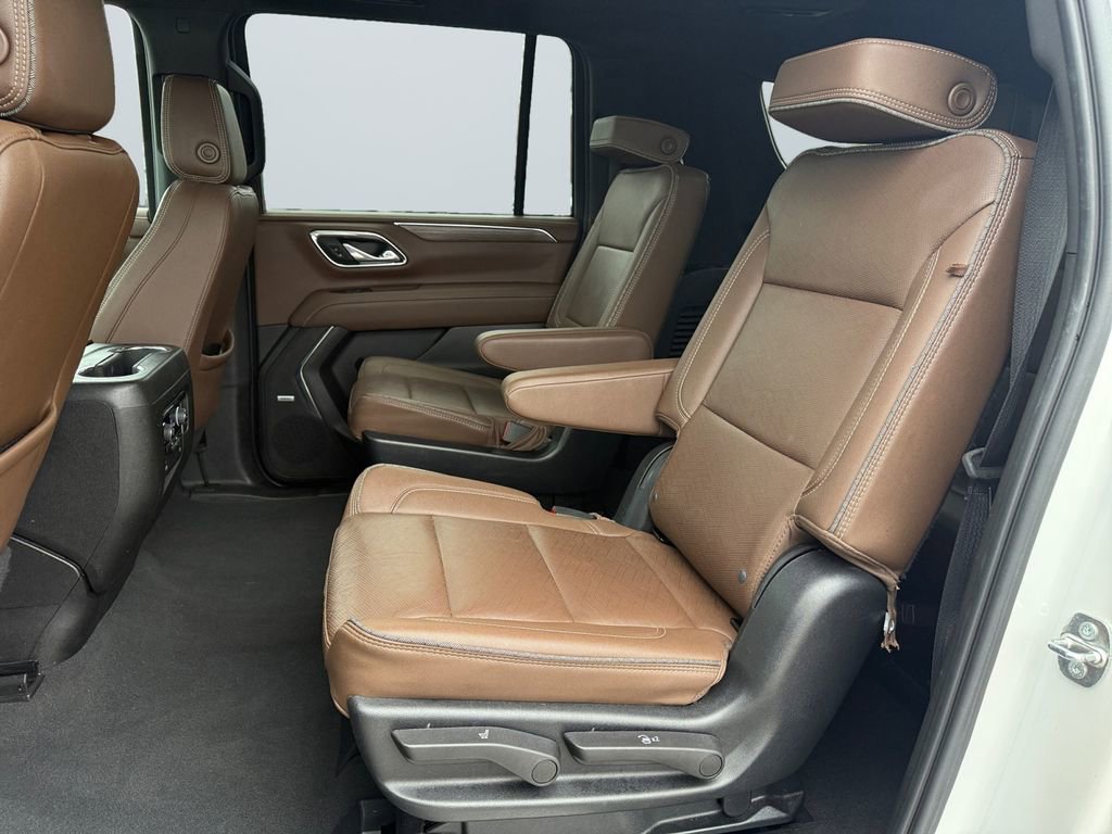 Used 2023 Chevrolet Suburban High Country image 13