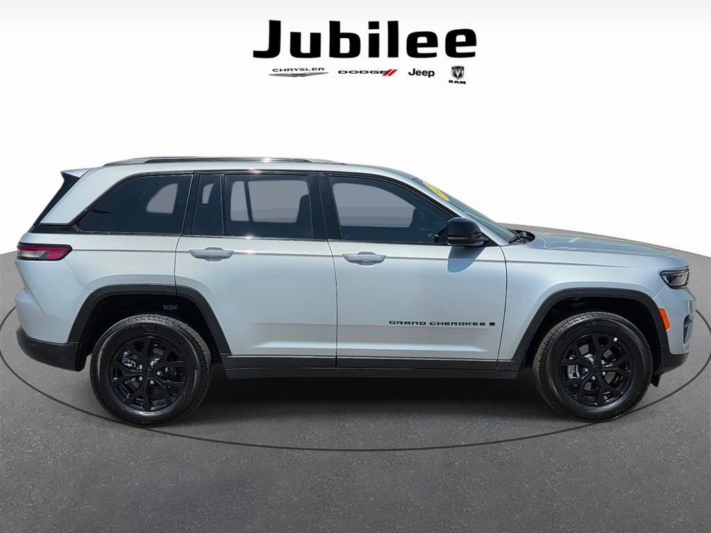 Used 2025 Jeep Grand Cherokee Altitude image 36