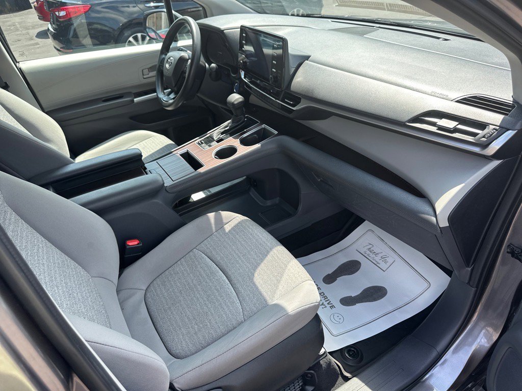Used 2022 Toyota Sienna LE image 25