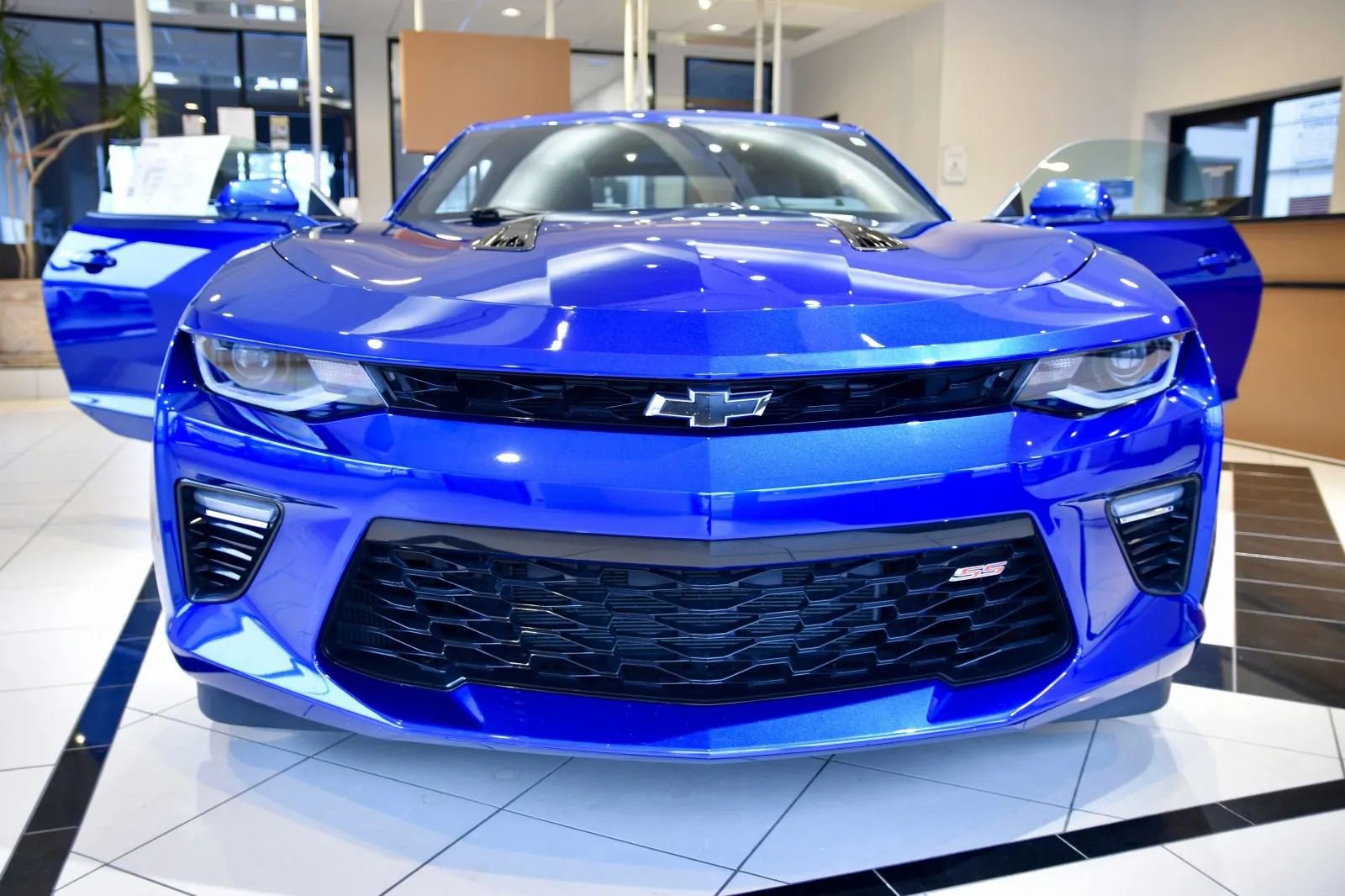 Used 2018 Chevrolet Camaro SS image 2
