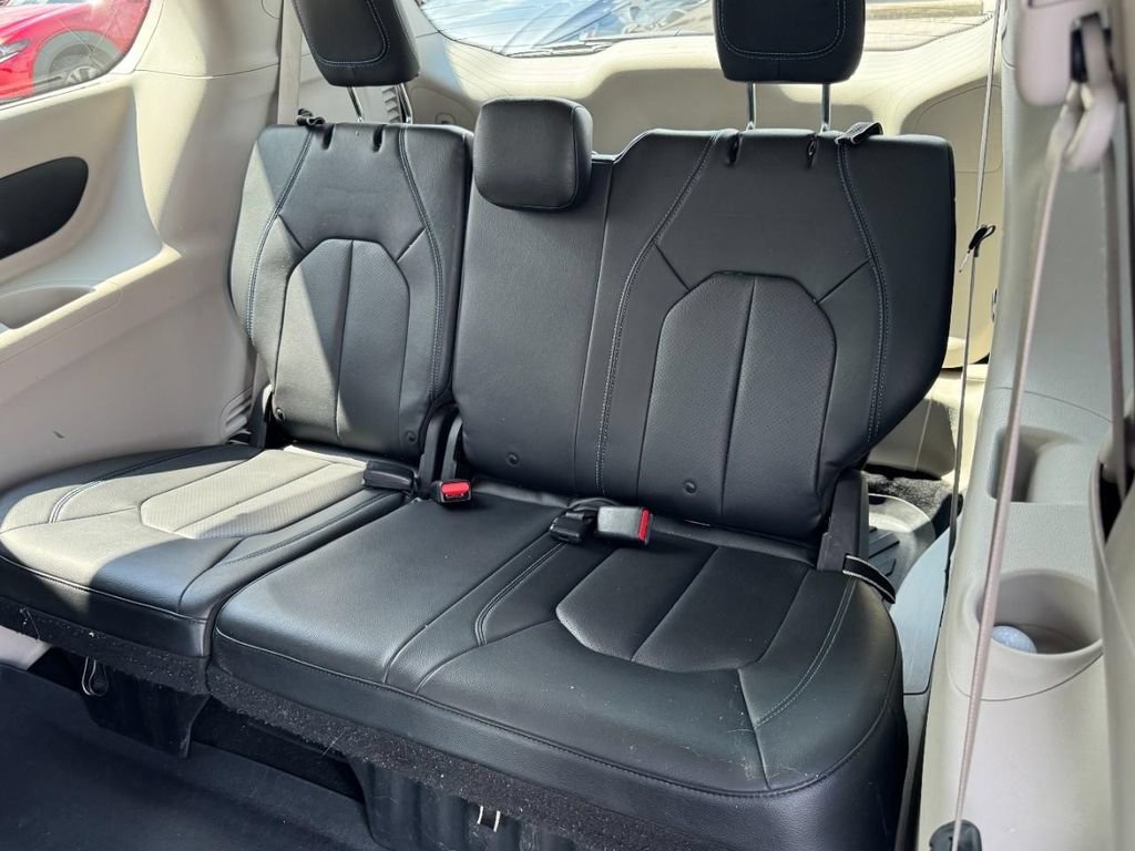 Used 2021 Chrysler Pacifica Touring-L FWD image 11