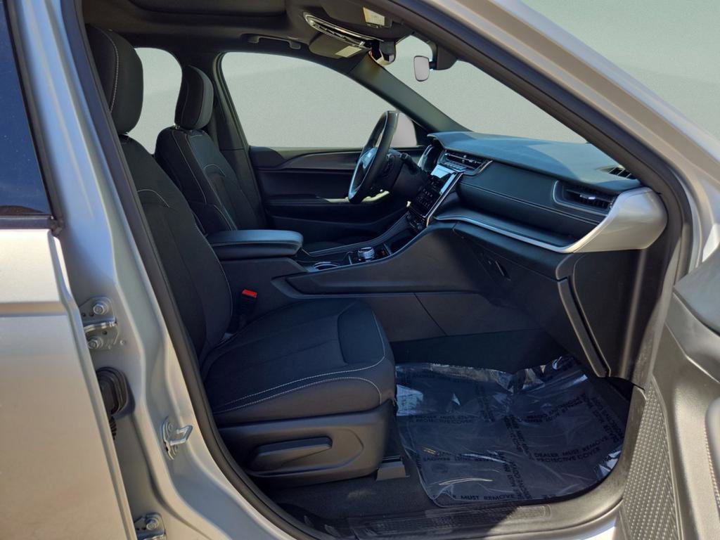 Certified 2024 Jeep Grand Cherokee L Laredo image 28