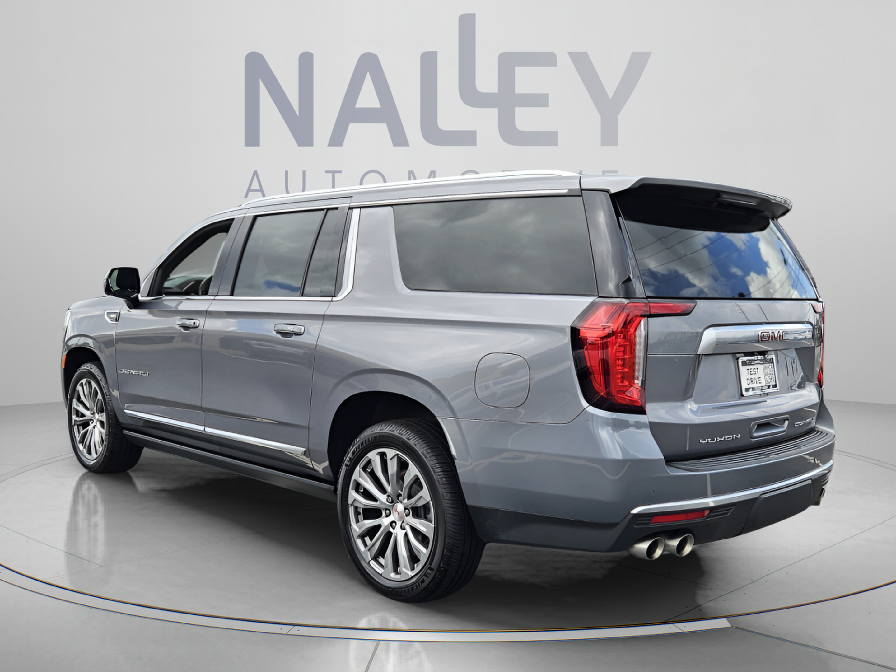 Used 2022 GMC Yukon XL Denali AWD/4WD image 3
