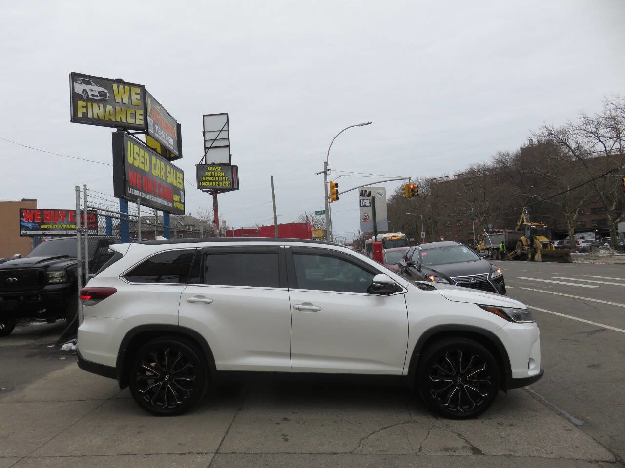 Used 2019 Toyota Highlander SE image 9