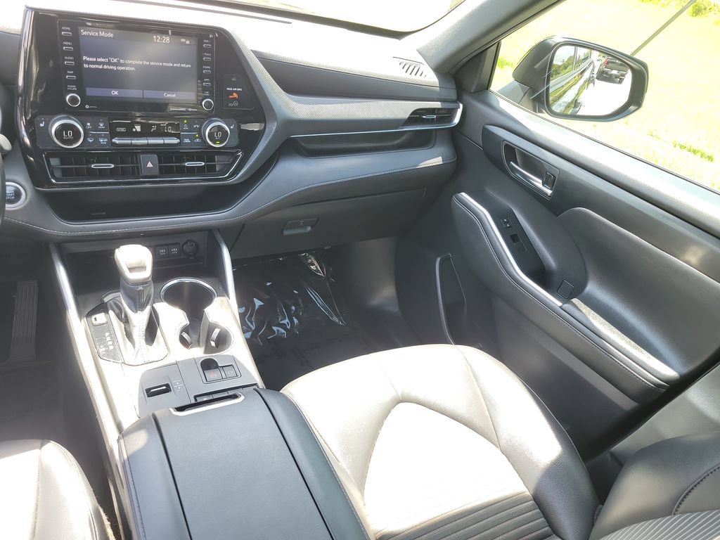 Certified 2021 Toyota Highlander XSE FWD image 28
