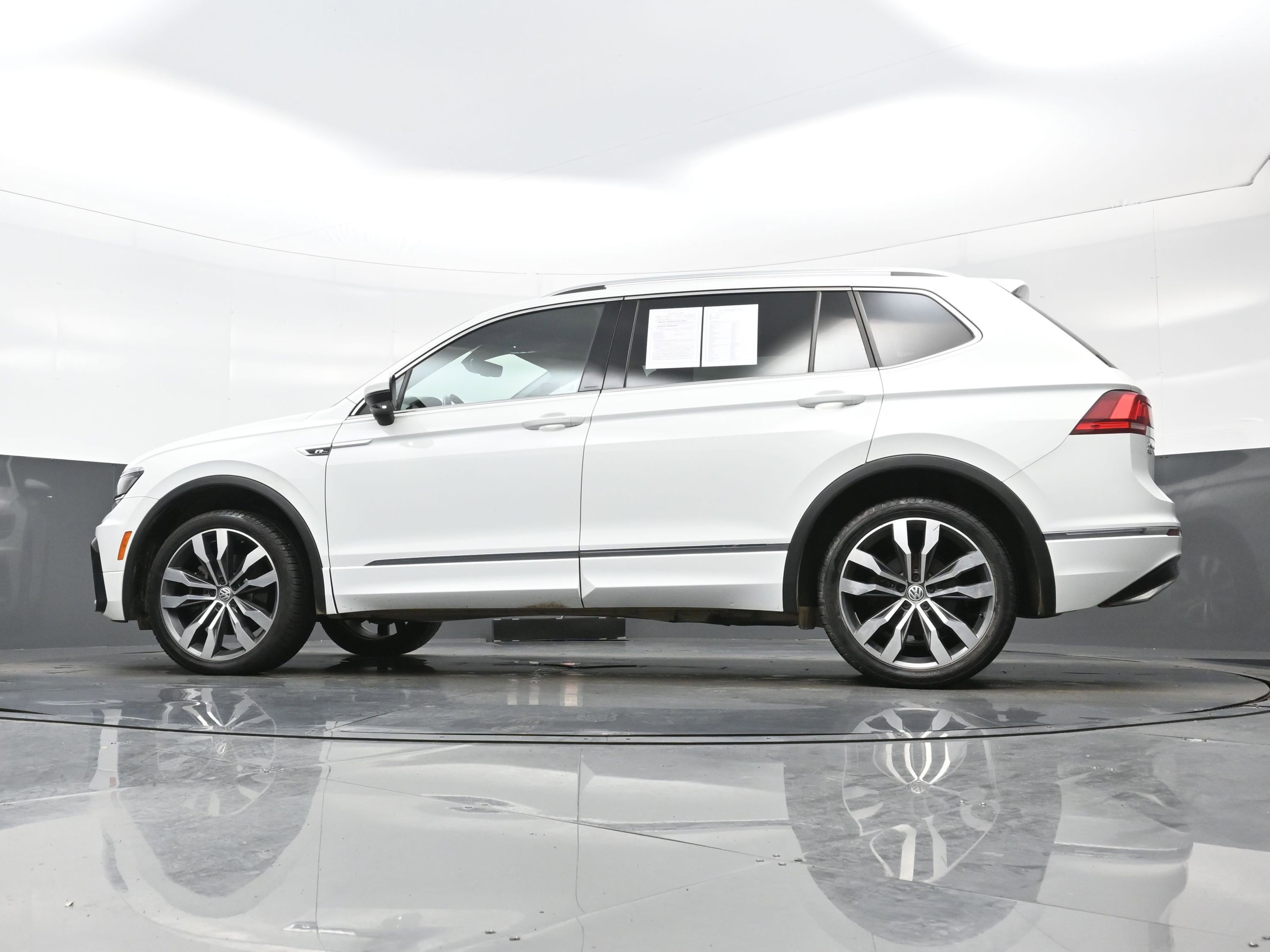 Used 2021 Volkswagen Tiguan SEL Premium R-Line image 29
