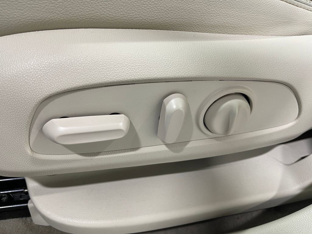 Used 2021 GMC Acadia Denali w/ Denali Technology Package image 17