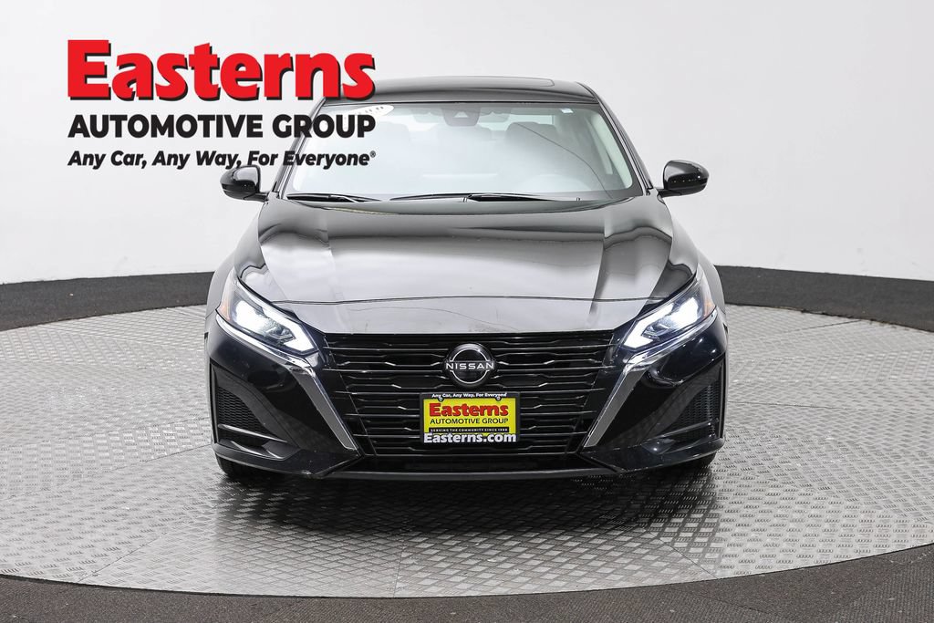 Used 2023 Nissan Altima 2.5 SV w/ SV Premium Package FWD image 2