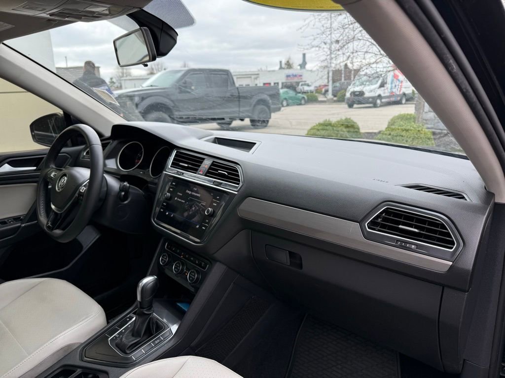 Used 2020 Volkswagen Tiguan SE w/ Panoramic Sunroof Package image 25