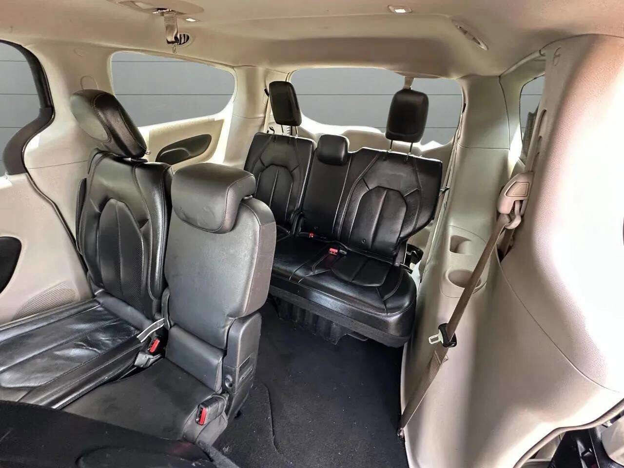 Used 2018 Chrysler Pacifica Touring-L image 32