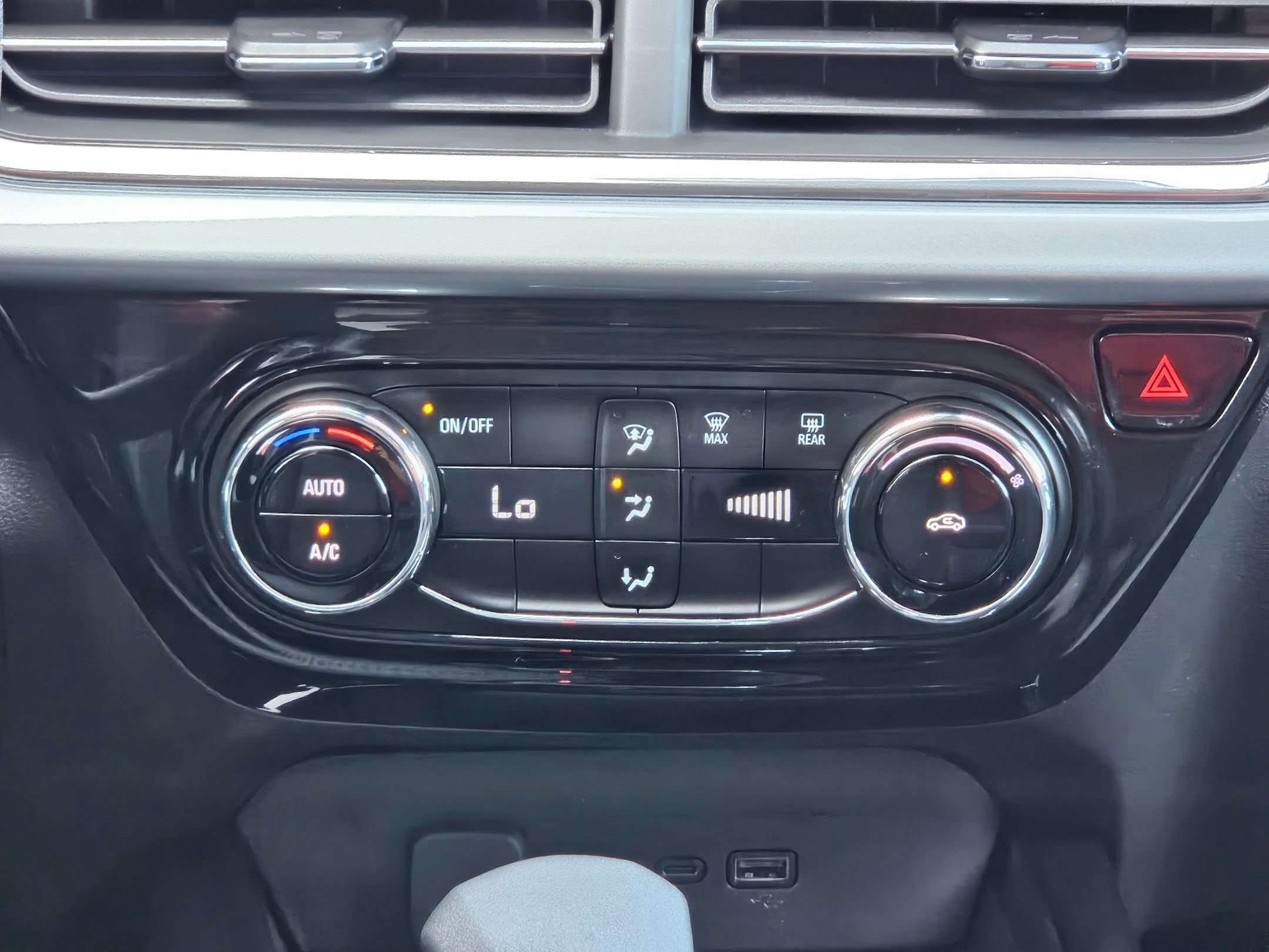 Used 2025 Chevrolet Trax LT FWD image 13
