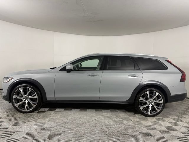 Used 2025 Volvo V90 B6 Cross Country Ultra w/ Climate Package AWD/4WD image 3