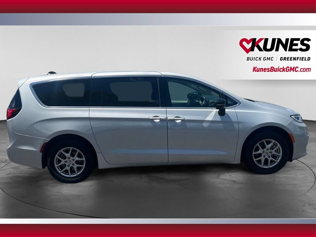Used 2024 Chrysler Pacifica Touring-L FWD image 4