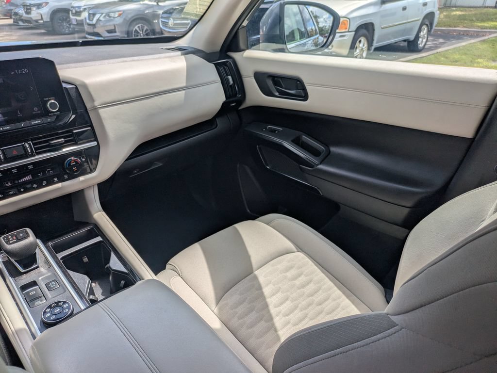Used 2025 Nissan Pathfinder SV AWD/4WD image 17
