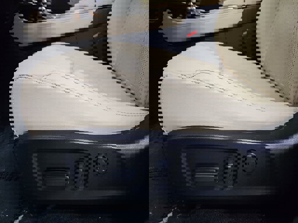 Certified 2021 Lexus RX 350L Premium w/ Premium Package image 32