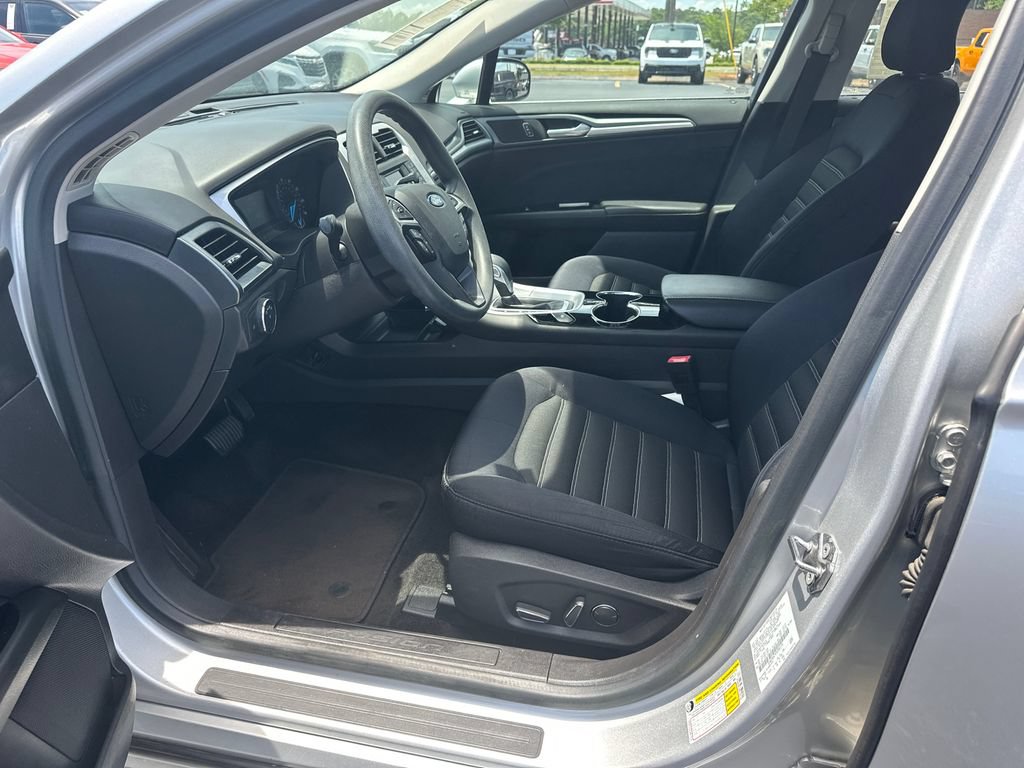 Used 2015 Ford Fusion SE FWD image 9