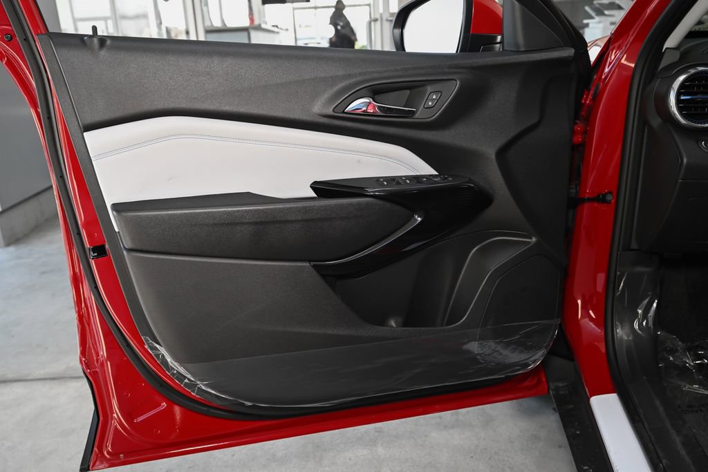 New 2026 Chevrolet Trax LT w/ LPO, Blackout Package FWD image 16