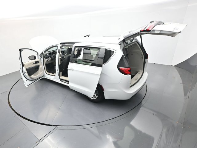 Used 2023 Chrysler Pacifica Touring-L FWD image 54