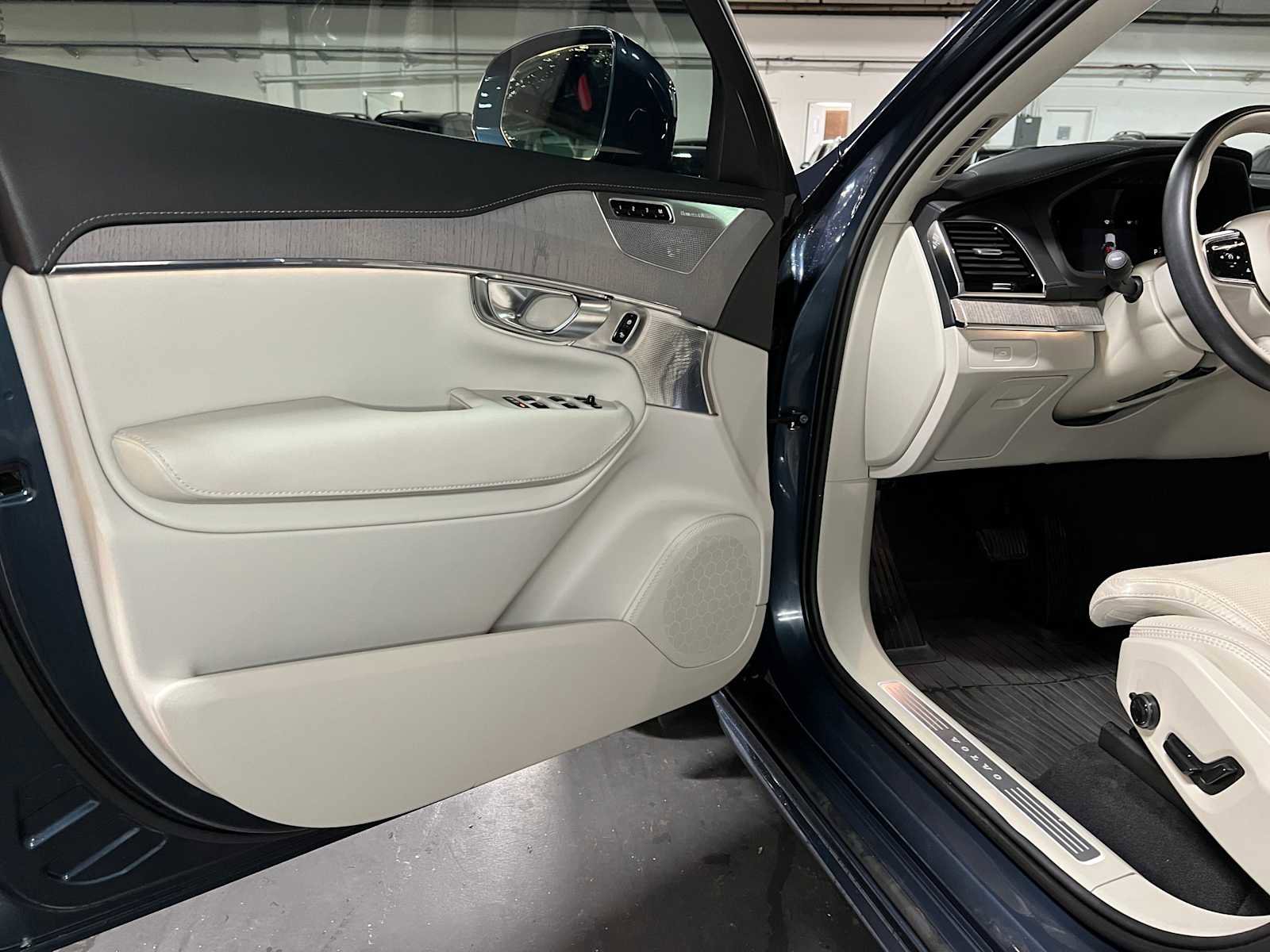 Used 2024 Volvo XC90 B6 Ultimate w/ Lounge Package image 21