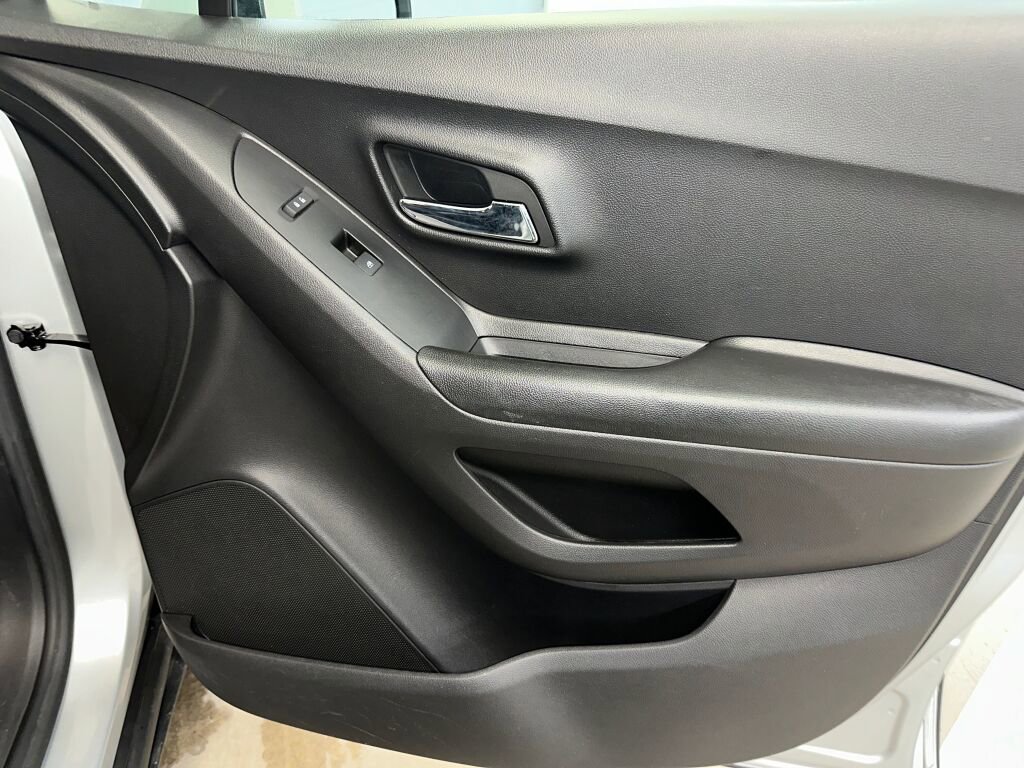 Certified 2022 Chevrolet Trax LT w/ Driver Confidence Package image 27