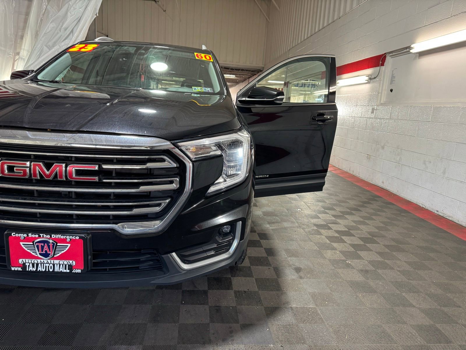 Used 2023 GMC Terrain SLT image 25