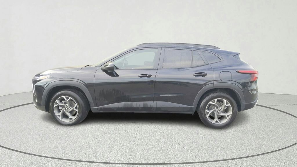 Used 2025 Chevrolet Trax LT w/ LT Convenience Package FWD image 4