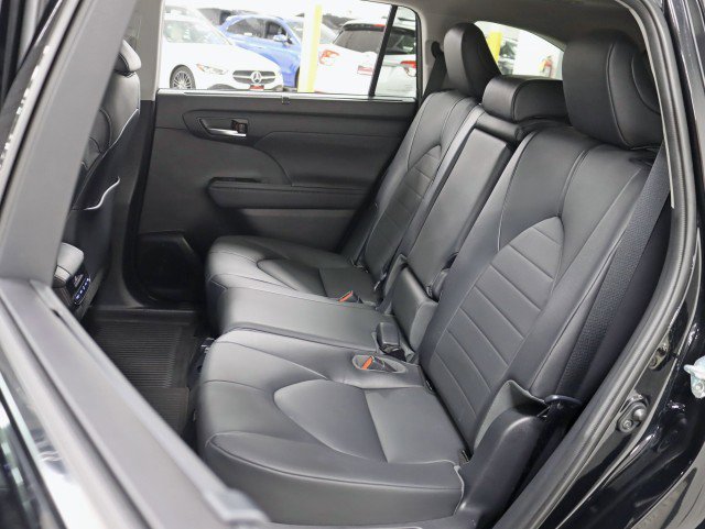 Used 2020 Toyota Highlander XLE AWD/4WD image 23
