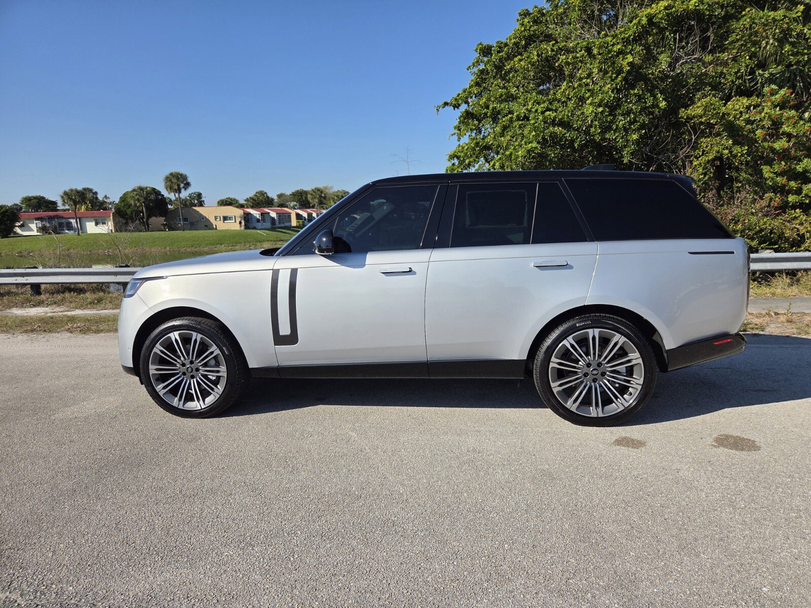 New 2025 Land Rover Range Rover SE image 7