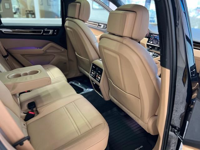 Used 2023 Porsche Cayenne Platinum Edition image 33