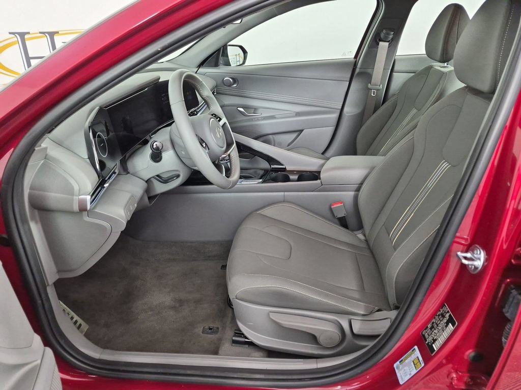Used 2025 Hyundai Elantra SEL FWD image 17