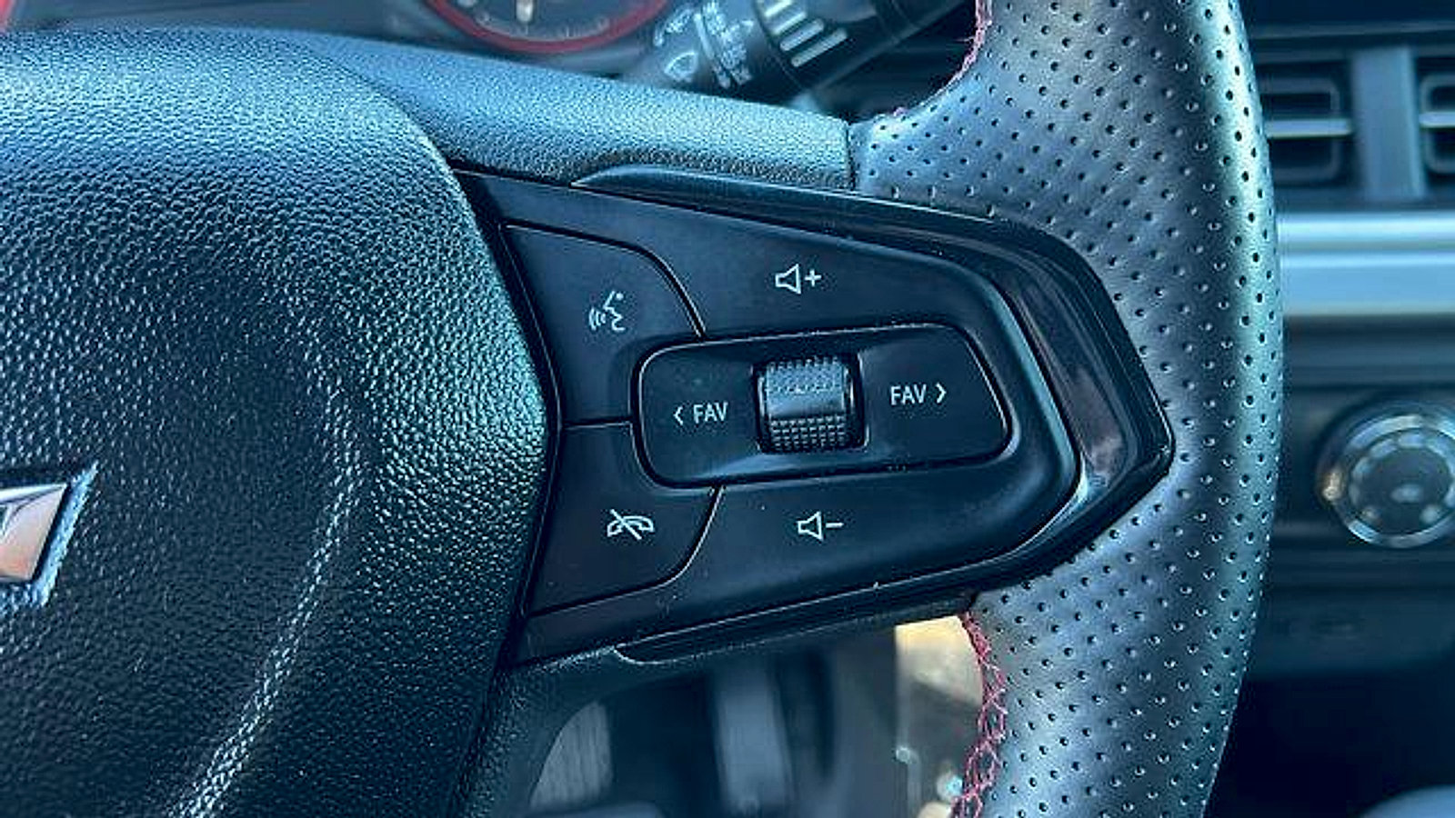 Certified 2024 Chevrolet Trax RS w/ Driver Confidence Package image 24