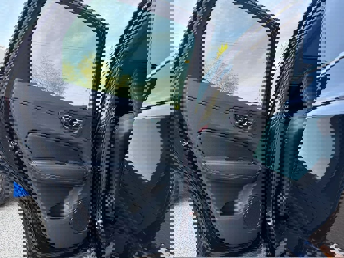 Used 2022 Volvo XC60 B5 Momentum image 35