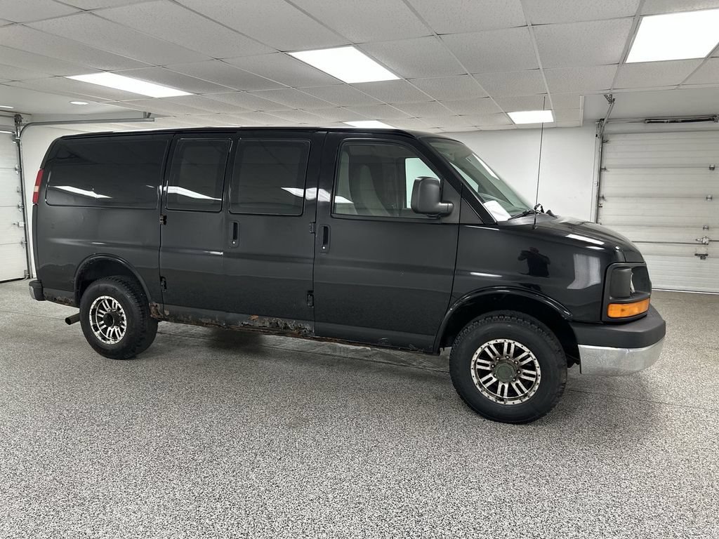 Used 2010 Chevrolet Express 2500 RWD image 2