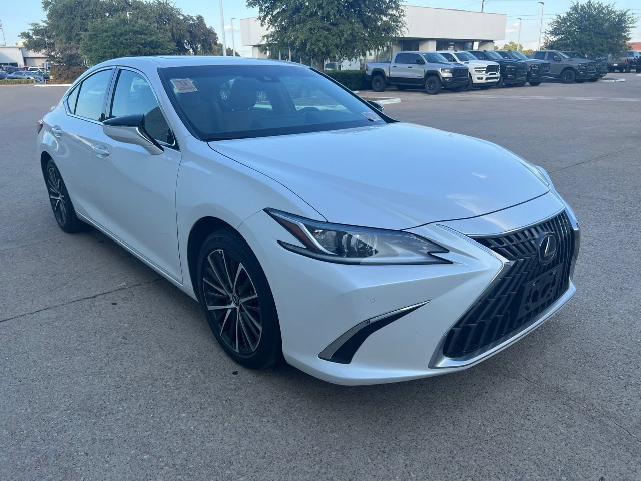 Used 2024 Lexus ES 300h w/ Premium Package FWD image 3