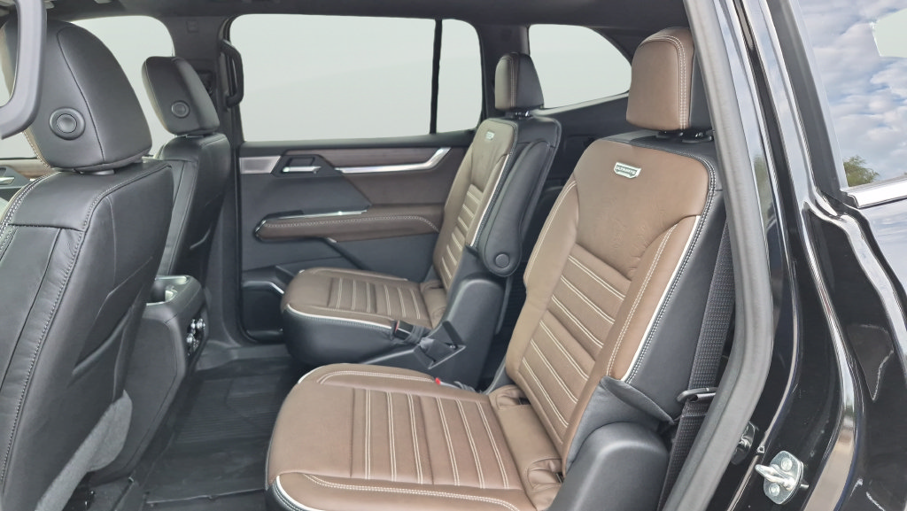 New 2027 GMC Acadia Denali Ultimate w/ LPO, Floor Liner Package AWD/4WD image 24