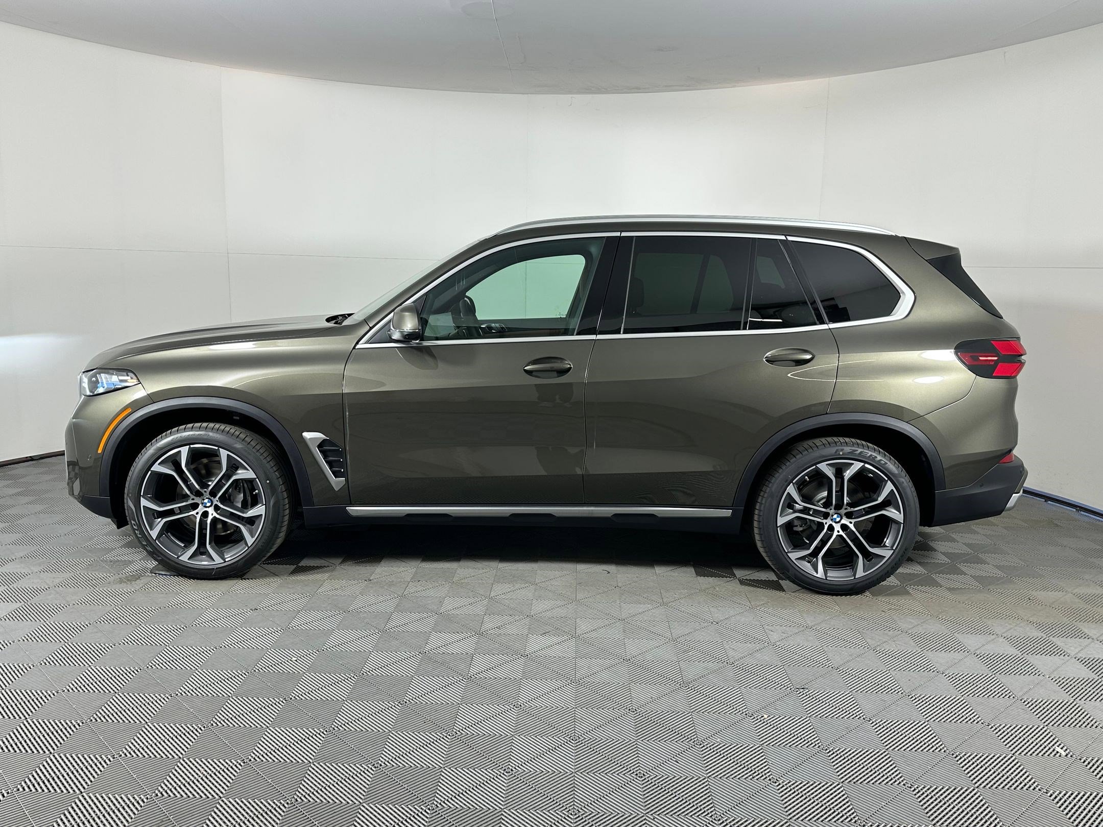 New 2026 BMW X5 sDrive40i image 2
