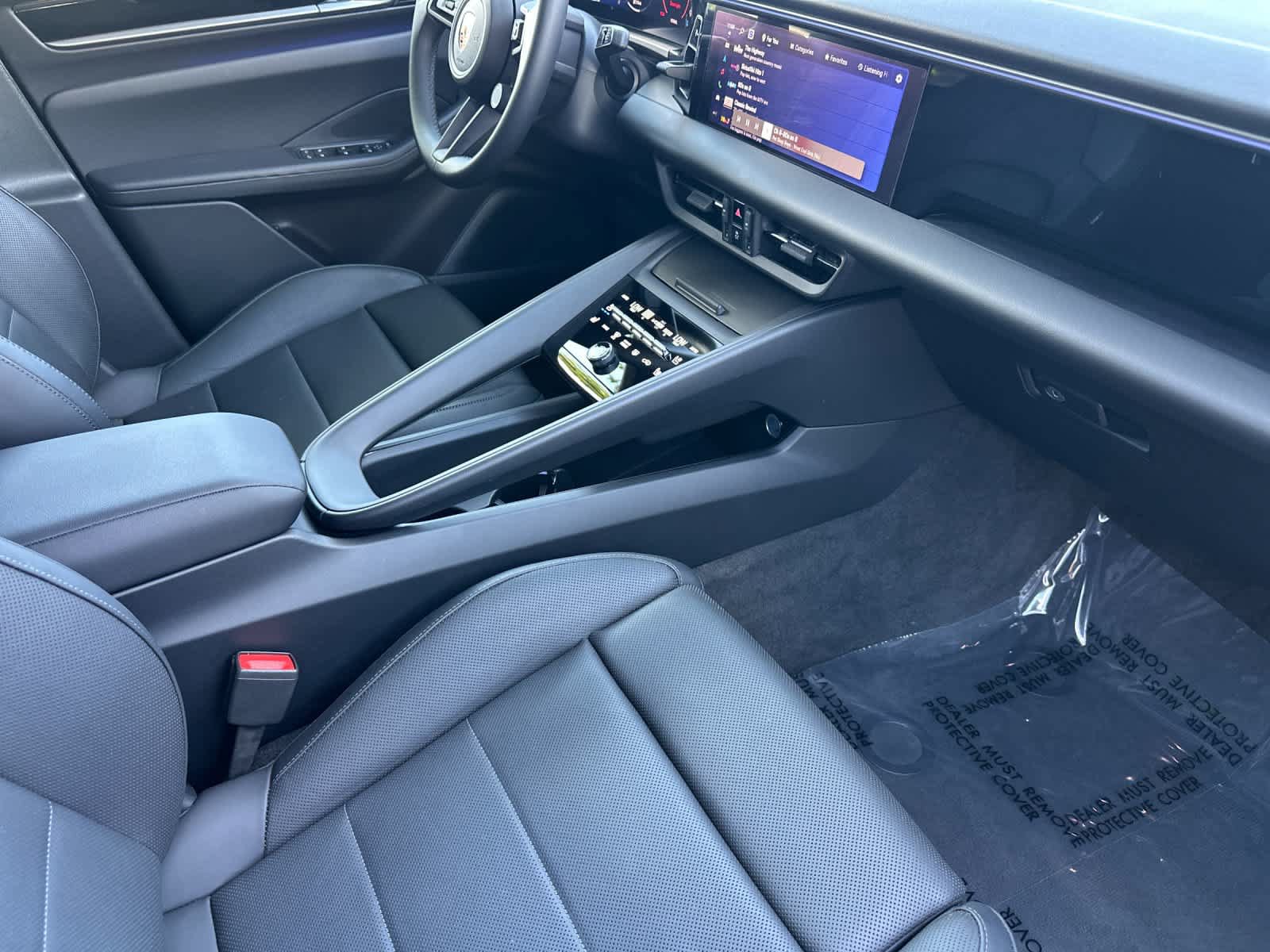 Certified 2025 Porsche Macan Electric RWD image 17