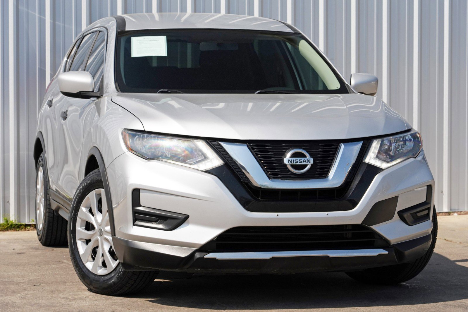 Used 2017 Nissan Rogue S image 2