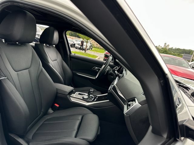 Used 2021 BMW 330i Sedan w/ Convenience Package RWD image 31