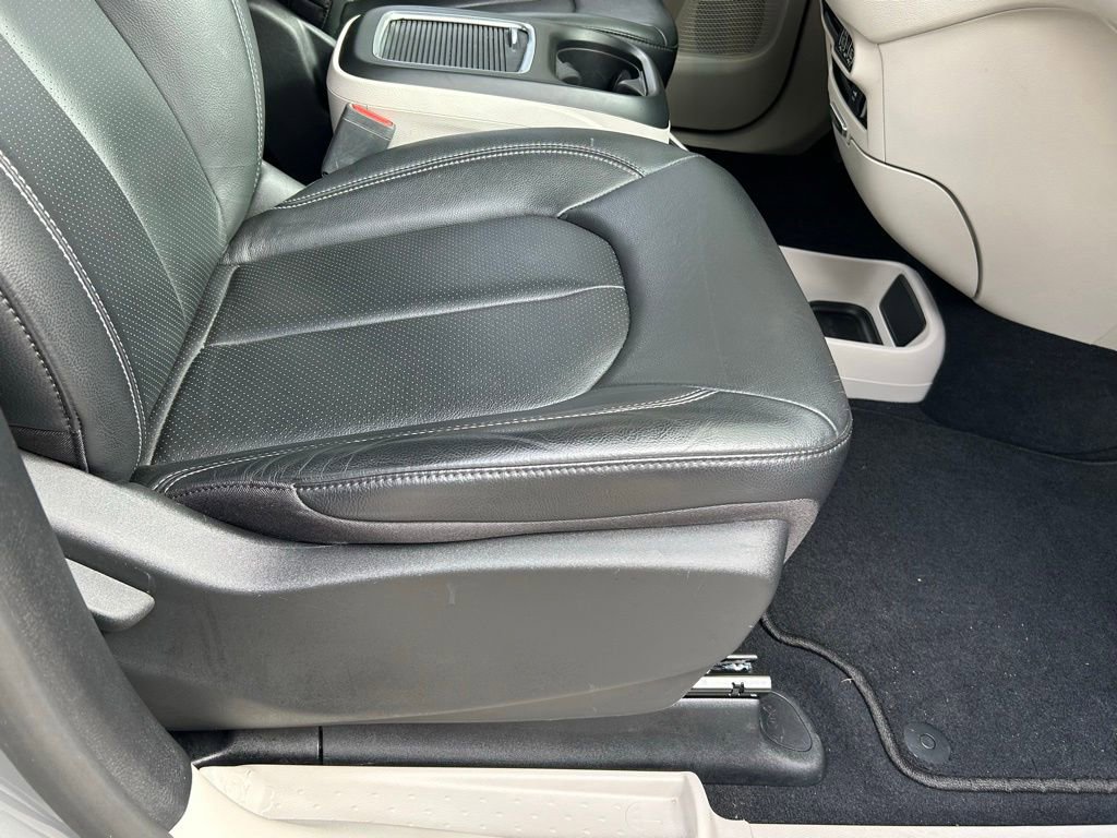Certified 2022 Chrysler Pacifica Touring-L image 36
