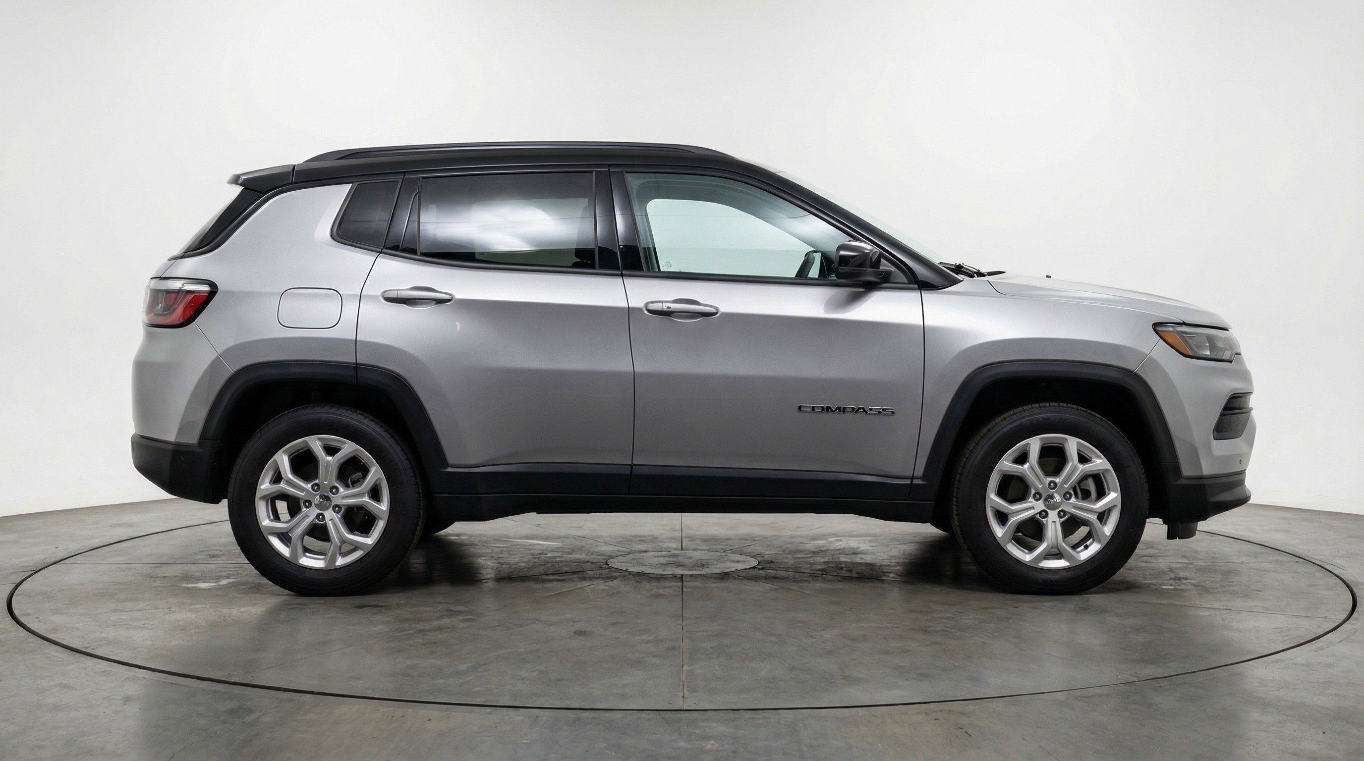 Used 2025 Jeep Compass Latitude image 11