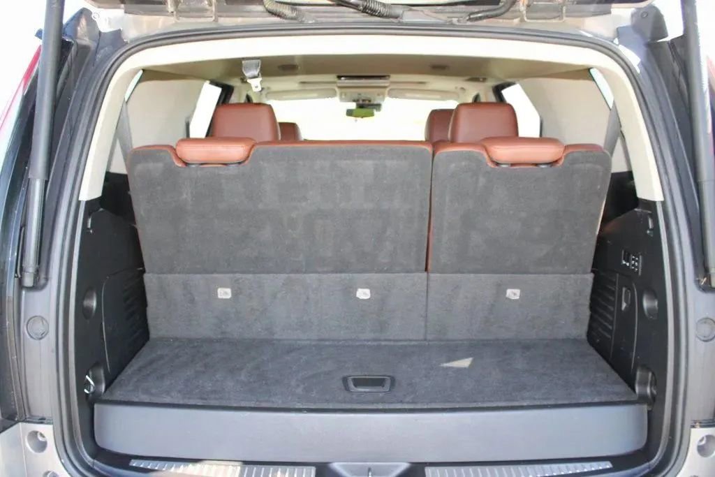 Used 2018 Cadillac Escalade Premium Luxury image 36