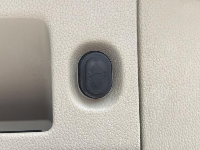 Used 2019 Cadillac Escalade Premium Luxury RWD image 19