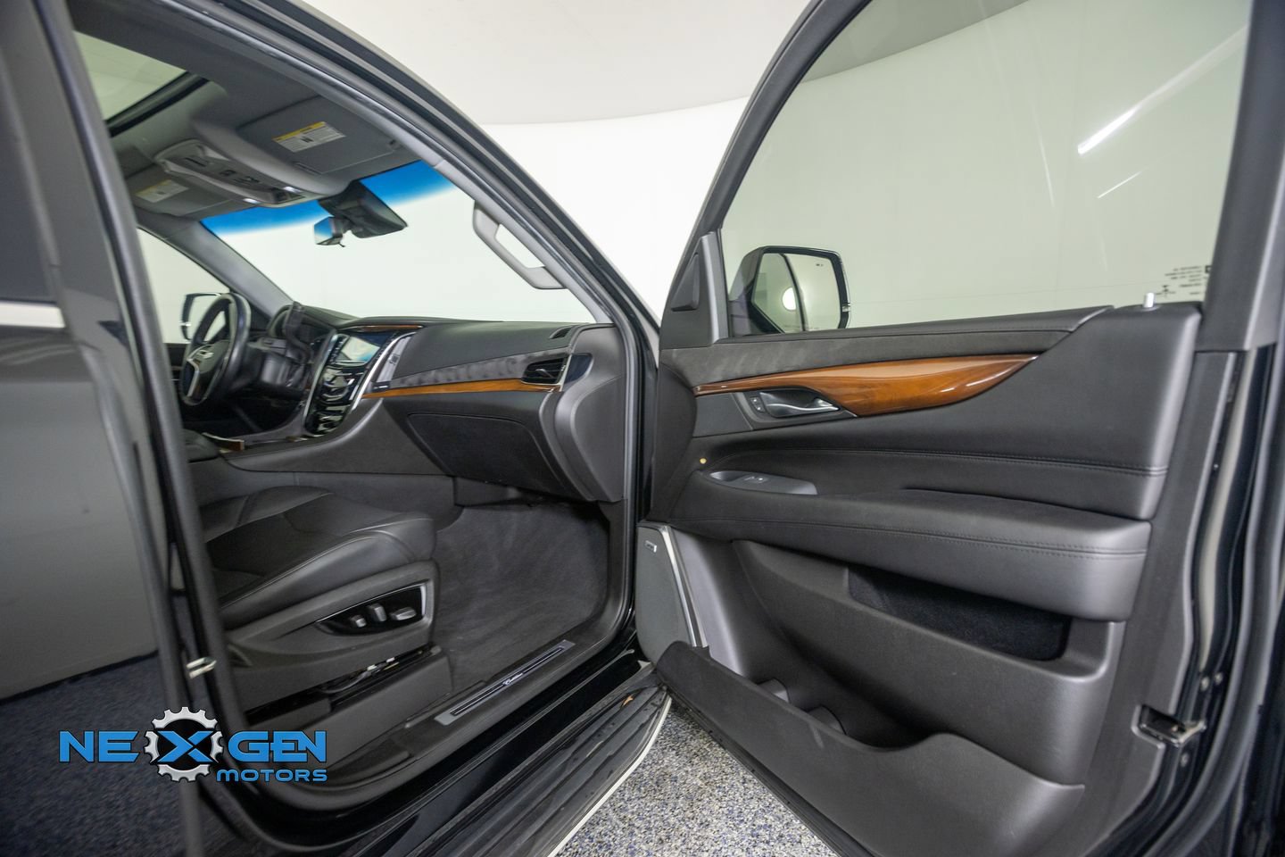 Used 2017 Cadillac Escalade Luxury AWD/4WD image 42