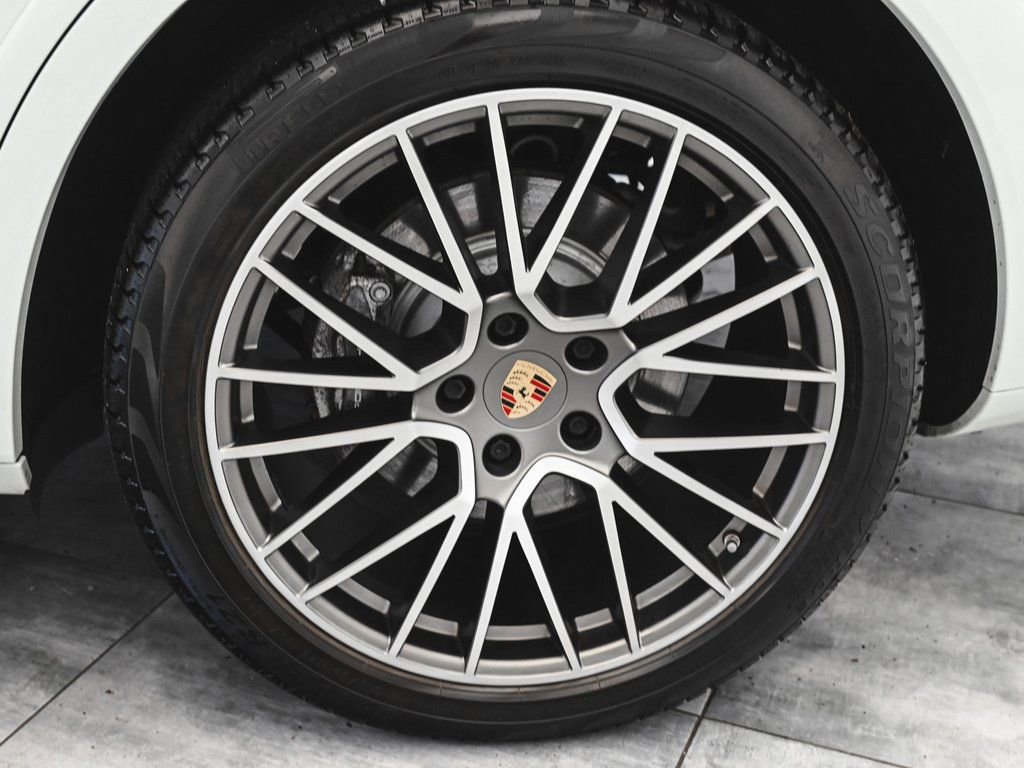 Used 2022 Porsche Cayenne Platinum Edition image 7